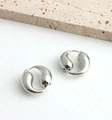 Dettaglio macro di orecchini a cerchio a goccia in argento su sfondo in pietra - Oro 18K / Argento