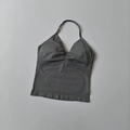 Dettaglio del reggiseno sportivo allacciato al collo grigio-verde con maglia senza cuciture - S / grigio scuro