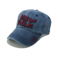 Dettaglio del ricamo rosso NEW YORK sul cappellino da baseball in denim lavato blu notte - M (56-58cm) / Blu Marino (BQMZ17)