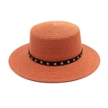 Détail du chapeau de paille orange avec bande à rivets noirs et bord plat rigide - M (56-58cm) / Couleur caramel