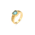 Detailansicht eines vergoldeten Rings mit blauem Herz-Edelstein und graviertem Band - US 6 / Blau