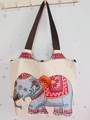 Detail der ethnischen Canvas-Tasche mit Elefantenstickerei und Holzknopfverschluss - Stil 44-Beige Ethno Bestickter Elefant