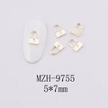 Détail de breloques cadenas cœur doré 5x7mm pour nail art 3D sur ongles blancs - Style Serrure Gravée Or (MZH-9755)