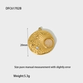 Vue détaillée du pendentif soleil lune doré 20mm avec gemme et poids net de 5,3g - DFC61702B-Pendentif Visage Étoile Lune Doré