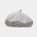 Primer plano de boina de lana gris con bordado de corazón blanco y textura detallada - Gris