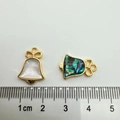 Dettaglio di ciondoli a campana con fiocco in oro 18K con madreperla bianca e abalone - Campanello di Conchiglia Bianca