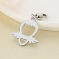 Détail macro du pendentif coeur et aile d'ange en acier inoxydable avec fermoir mousqueton - 19X18mm Style Cœur Ailé(KLJ7010-Z)