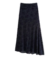 Detail eines eleganten Samt-Maxirocks mit Vintage-Burnout-Muster und A-Linien-Schnitt - S / Schwarzes Kleid