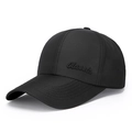 Schwarze Baseballkappe mit Classic-Stickerei und atmungsaktiver Textur auf weißem Grund - Schwarz