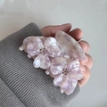 Dettaglio della molletta per capelli a fiore in acetato con strass e sfumatura viola - 7cm / Floreale Rosa Viola