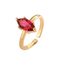 Detail eines marquise-roten Edelsteins auf vergoldetem, verstellbarem Ring mit Krappenfassung - Einstellbar Offen / Roter Marquise