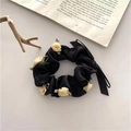 Coletero de seda negra con capullos de rosa crema y lazo sobre un libro - Negro