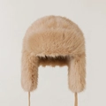 Gorro de piel sintética en color camello con orejeras y cordones para el frío invierno - Talla única / Desierto