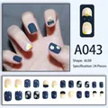 Unghie finte a pressione blu scuro e bianco crema con motivo a margherite - A043 Piccoli Fiori Blu (A043)