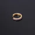 Gouden huggie hoop oorbel met zeven ingelegde paarse zirkoonstenen op een zwarte basis - Paarse Zirkonia (323-4#)