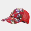 Détail de la casquette rouge à fleurs montrant le filet et l'imprimé pivoine - Réglable / Rouge