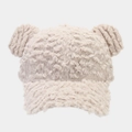 Dettaglio del cappellino beige peluche con texture in finta pelliccia e orecchie rotonde - Regolabile / Beige