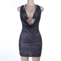 Detail eines lila Leopardenkleides mit tiefem V-Ausschnitt und Metallring-Accessoire - S / Lila Leopard