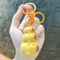 Mignon porte-clés capybara jaune empilé en caoutchouc souple avec un anneau orange - Capybara en Résine-Style Empilé