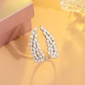 Detalle del anillo de alas de ángel en plata con lujosas circonitas en forma de marquesa - Plateado
