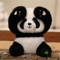 Süßer Panda-Plüschtier mit rosa Herzstickerei und grünem Blattdetail in sitzender Pose - Versteckspiel-Pose / Panda (Schwarz-Weiß)