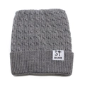 Detalle del tejido de ochos en gorro de invierno gris con un parche de logotipo moderno - M (56-58cm) / Gris