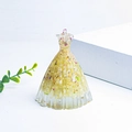 Detailaufnahme der Harzfigur in Kleiderform mit Naturkristallen und Goldflocken - Citrin