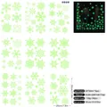 Leuchtende grüne Schneeflocken Fensteraufkleber 9er Set für Weihnachtsdeko - 20 * 30 cm * 9 Blatt (94 Stück)