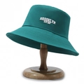 Bob en coton vert foncé avec broderie blanche Brooklyn City Boy sur support en bois - Vert malachite