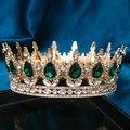 Dettaglio ravvicinato di una corona da sposa dorata con gemme verdi a forma di goccia - Base Oro Strass Verde Smeraldo