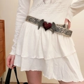 Détail de ceinture vintage en cuir avec boucle ailes de cœur portée par un mannequin - 58# Marron Cœur Aile