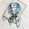 Sciarpa sottile in raso azzurro con illustrazioni artistiche di cartoni e bordi scuri - 7*100cm / Ragazza dell'Ufficio
