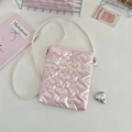 Dettaglio borsa porta cellulare in raso rosa con trapuntatura a cuore e perle - Cuore Rosa