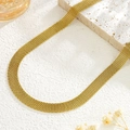 Elegante collana piatta a catena dorata con pietra travertino e piccoli fiori secchi - Collana / Oro