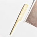 Detalle de peine de púa de acetato con patrón de mármol beige para peinado y secciones - Mármol Beige