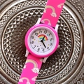 Nahaufnahme der rosa Silikon-Kinderuhr mit süßem Regenbogen- und Wolken-Zifferblatt - Rosarot