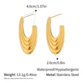 Makroansicht goldener U-Ohrringe aus Edelstahl mit Maßen und gewellter Textur-Details - Goldwellen Geschichteter U-Förmiger Stil (YYE023465)