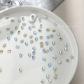 Detailansicht der mini achteckigen Nagel-Kristalle mit Regenbogen-Effekt auf Weiß - Einzeln Paradise Shine Mini Oktogon 4*6mm