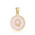 Pendentif lettre Q avec bordure dorée et incrustation en nacre rose sur fond blanc - Q-Coquille Rose