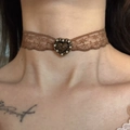 Gros plan d'un tour de cou en dentelle marron avec pendentif cœur et perle sur mannequin - Ras-de-cou en Dentelle Café (X6170)