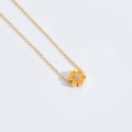 Collar de cadena dorada con un colgante de flor en esmalte naranja y circonitas - Naranja