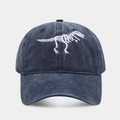Dettaglio del ricamo scheletro di dinosauro bianco su cappello di cotone lavato - Regolabile / Blu navy