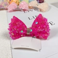 Dettaglio di un fiocco per capelli con paillettes rosa e centro dorato per bambine - Rosa Rosso di Paillettes