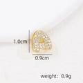 Detalle del colgante letra A dorado con circonitas y dimensiones 1.0cm x 0.9cm - A (Colgante Único)