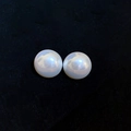 Macro di perle sintetiche tonde bianche ad alta lucentezza su velluto nero - Orecchini a bottone con perle grandi tonde bianche (perno in argento)