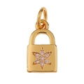 Détail d'un pendentif cadenas doré avec étoile hexagonale en zircon sur fond blanc pur - Serrure Étoile