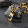 Collier pendentif en fibre de carbone style italien avec chaîne dorée sur pierre grise - Pendentif Doré Unique