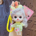 Süßer Puppen-Schlüsselanhänger mit lila Haar und gelbem Karo-Outfit mit Erdbeer-Tasche - Erdbeer-Strampler-Stil / Gelb