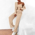 Détail de la maille côtelée beige sur un ensemble trois pièces avec gilet et pantalon - S / Kaki