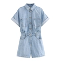 Kurzärmeliger hellblauer Denim Jumpsuit mit Reverskragen und Taschen auf weißem Grund - XS / Hellblau